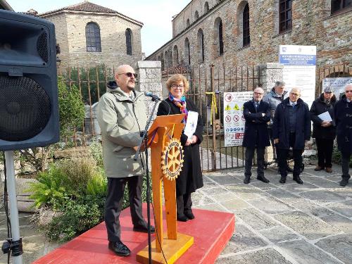 L'assessore Fvg al Patrimonio, Sebastiano Callari, durante la cerimonia di inaugurazione del battistero restaurato